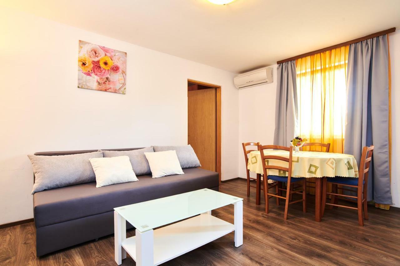 App Sverko Apartment Vilanija Exterior photo