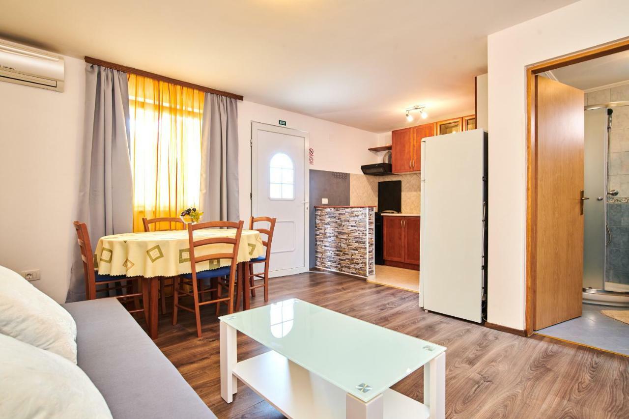 App Sverko Apartment Vilanija Exterior photo